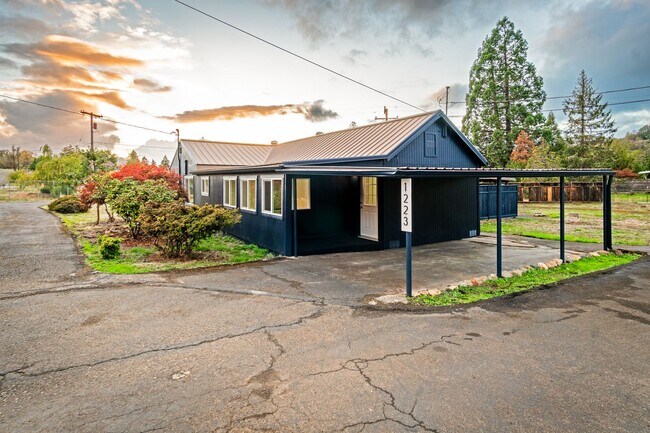 Foto del edificio - Fully Remodeled 3 Bedroom Home in Historic Oakland