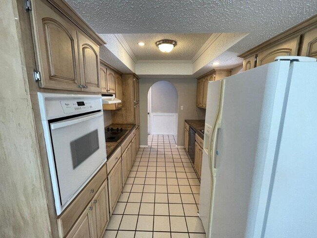 Foto del edificio - 3 bed 2 bath, 2 car with wood floors, fenc...