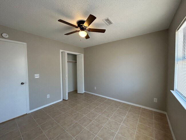 Foto del edificio - Minutes from Downtown Rogers – 2 Bed Apart...
