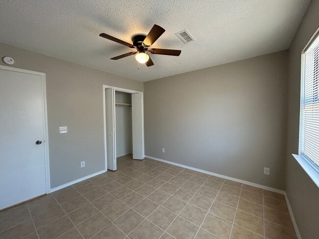Foto del edificio - Minutes from Downtown Rogers – 2 Bed Apart...