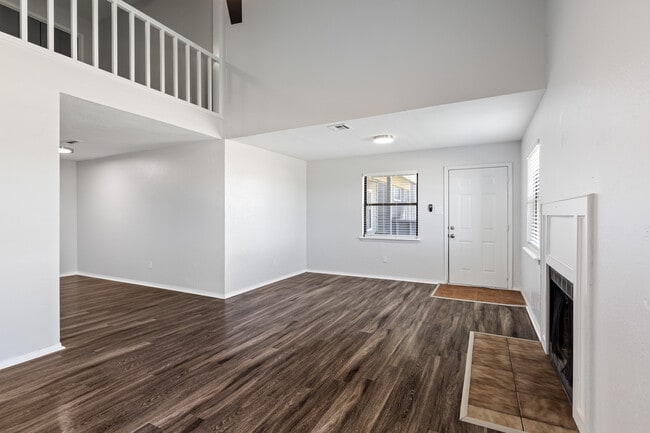 2BED 2BATH LOFT - Ozmun Apartments