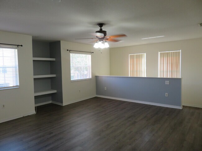 Building Photo - 118 SW Peacock Blvd