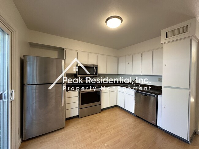 Building Photo - Very Nice 3bd/2.5ba Townhouse near UCD Med...