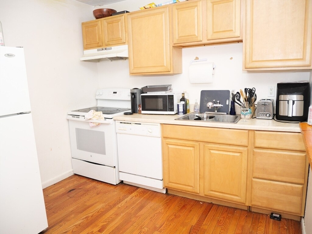 Building Photo - 1027 Commonwealth Ave