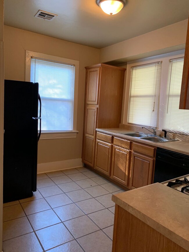 Building Photo - Wonderful 2 Bedroom Home For Lease