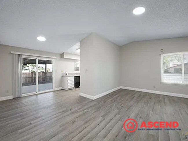 Foto del edificio - Cozy 3 Bedroom Home at White Ln. & Stine rd.