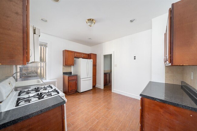 Foto del edificio - 107 Kensington Ave
