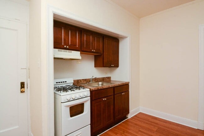 Building Photo - 3335 W Diversey Ave