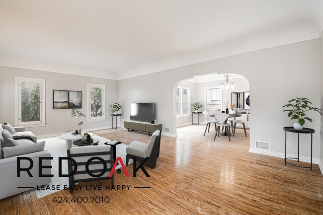 Building Photo - 109 S Sycamore Ave