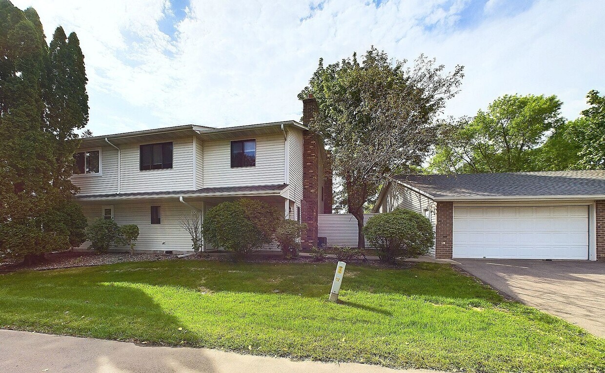 Primary Photo - Maple Grove 3BR Townhome, Fully Remodeled
