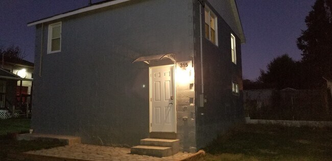 Entrada al apartamento y patio - 315 Ronceverte Ave
