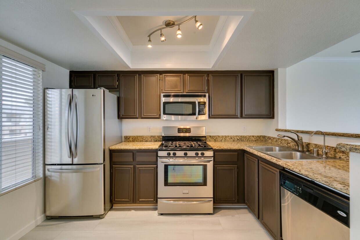 Foto principal - GORGEOUS 2 BEDROOMS UNIT*UPGRADED*TONS OF ...