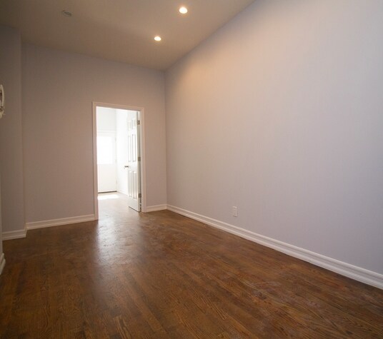 Foto del edificio - 690 Onderdonk Ave