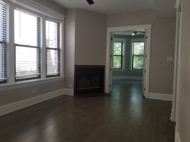 Foto del edificio - 2136 N Sheffield Ave