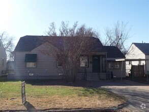 Building Photo - 1916 NW Oak Ave