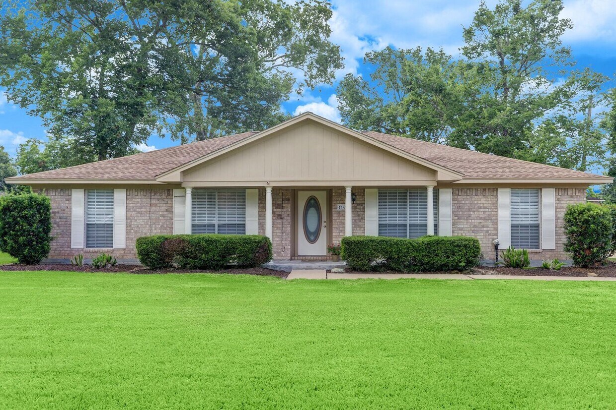 Foto principal - Spacious home on 1/3 of an acre w/ BONUS F...