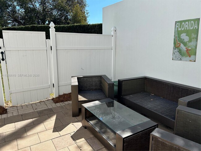 Foto del edificio - 5555 Ludlam Rd