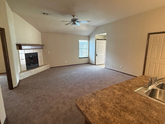 Foto del edificio - 3 bed duplex. New carpet, great kitchen Island and a fenced backyard in Moore schools!