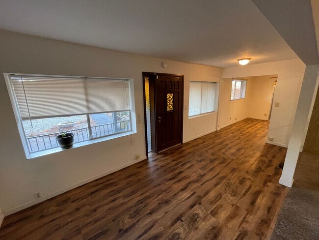 Building Photo - Paradise 3 bedroom 2 1/2 bath, large home,...