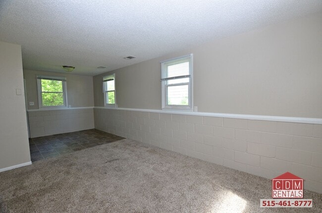 Building Photo - Nicely Updated Duplex