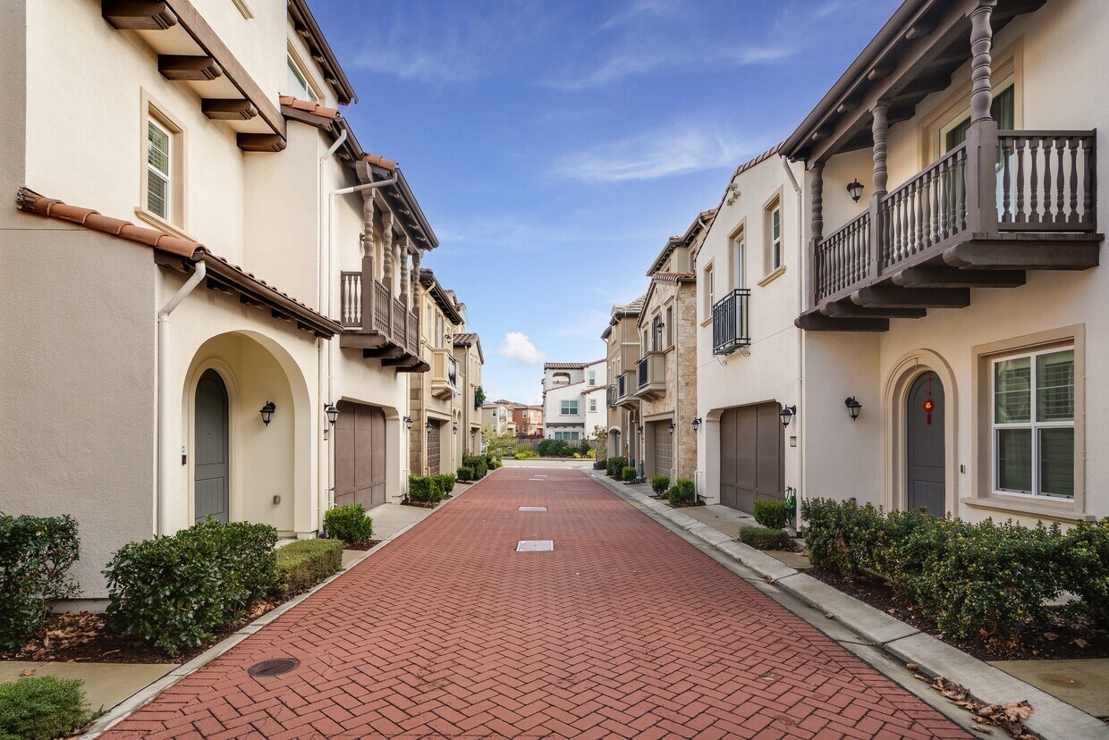 Foto del edificio - 5130 Rowan Dr