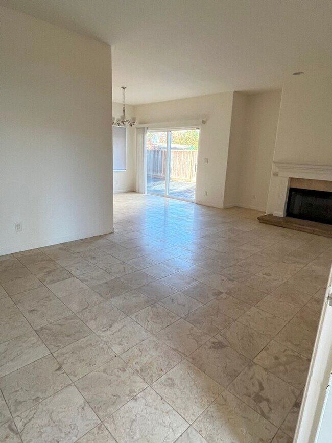 Building Photo - LARGE SPACIOUS BRIGHT DESIRABLE 4 BEDROOM ...