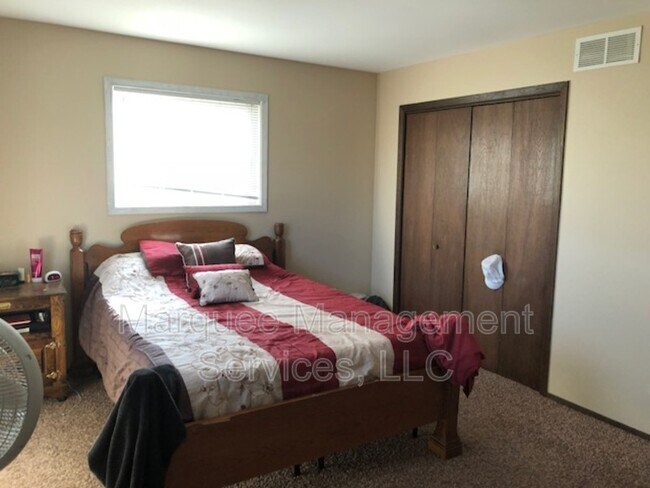 Foto del edificio - Montana Avenue (2220-2222) - 2220