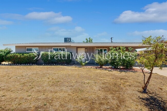 Building Photo - 3001 W Sierra Vista Dr