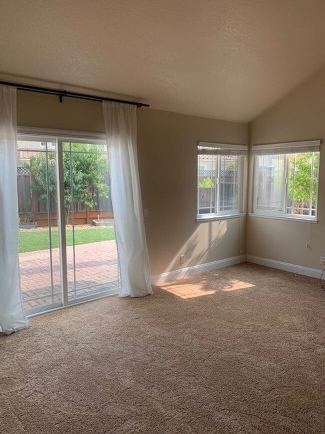 Building Photo - Great 3 Bedroom Townhouse!