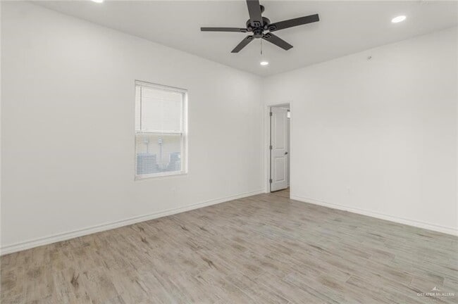 Building Photo - 900 E Redbud Ave