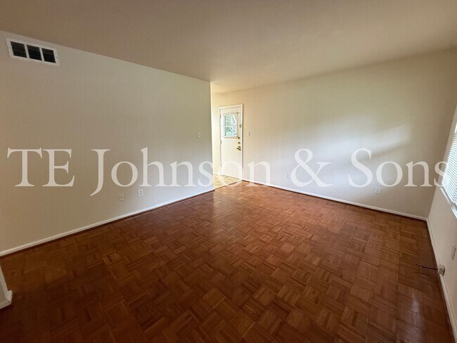 Foto del edificio - Charming 4 Bedroom Ranch with Fenced Yard and Hardwood Floors