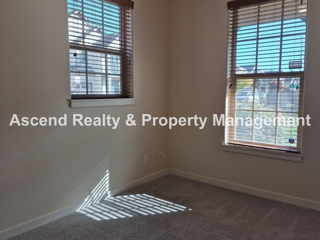 Building Photo - Available Immediately Minutes to Orenco Sh...