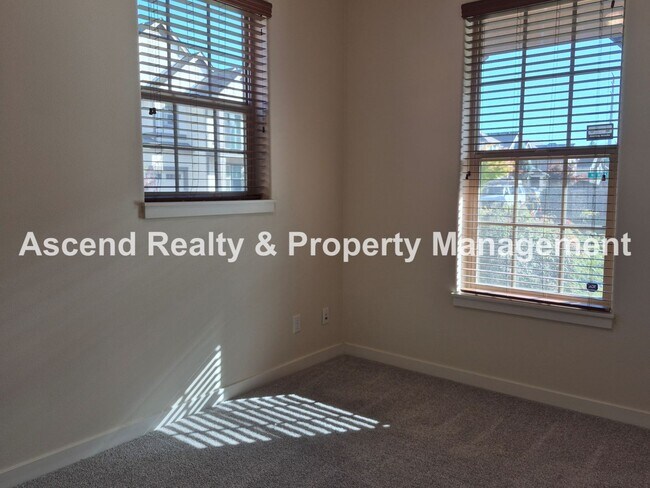 Foto del edificio - Lower Price! Available Immediately Minutes to Orenco 4 Bed & Office with Full Bath on Main 1 Smal...