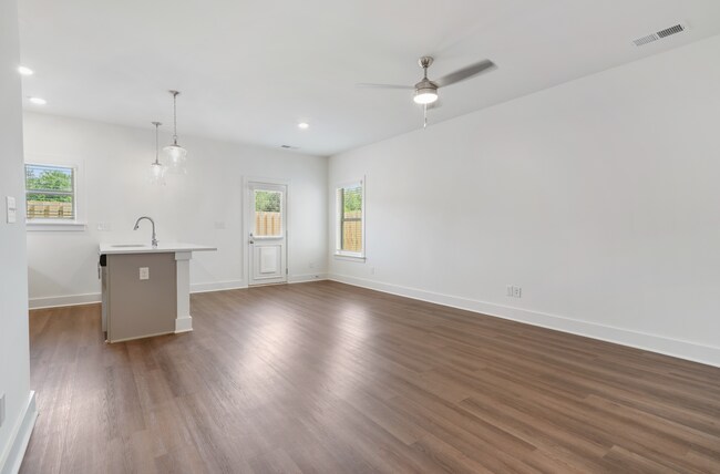 Building Photo - 3 Bedroom Home With Spacious Garage