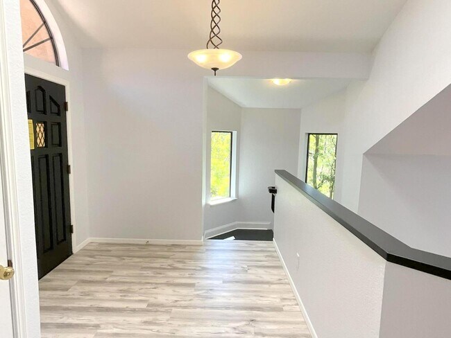 Foto del edificio - Beautiful Home With Great Views & Yard In ...