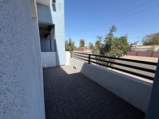 Foto del edificio - Brand New Never Lived in! Location, location, location! Stunning modern style 3 bedroom/2.5 bathr...