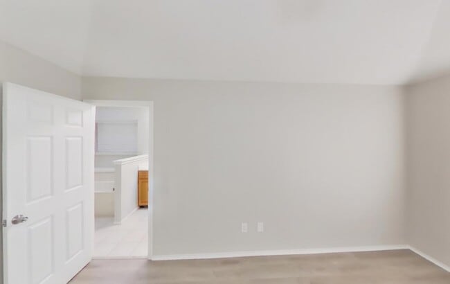 Building Photo - Inviting 3-Bedroom Home with Lush Garden & Natural Light