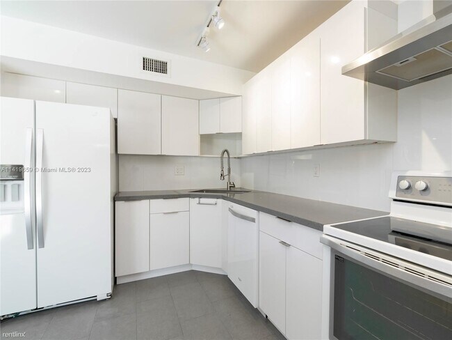 Foto del edificio - 3 br, 2 bath House - 10224 SW 77th Ct