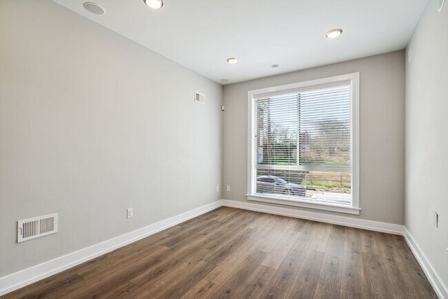Foto del edificio - NEWLY CONSTRUCTED 3 bed/2 bath with Privat...