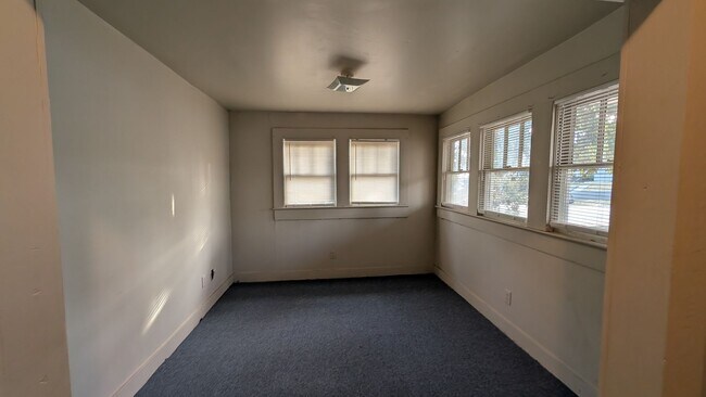 Foto del edificio - 3BR/2BA -- Deck, Separate Dining Room, In-Unit Laundry