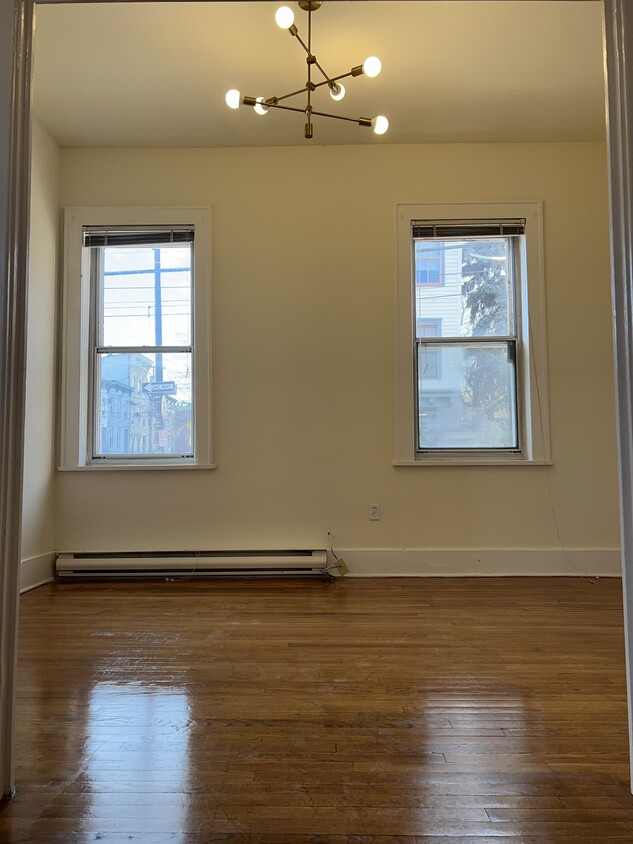 Living or dining, bright large windows offer plenty of sunlight - 118 Philip St