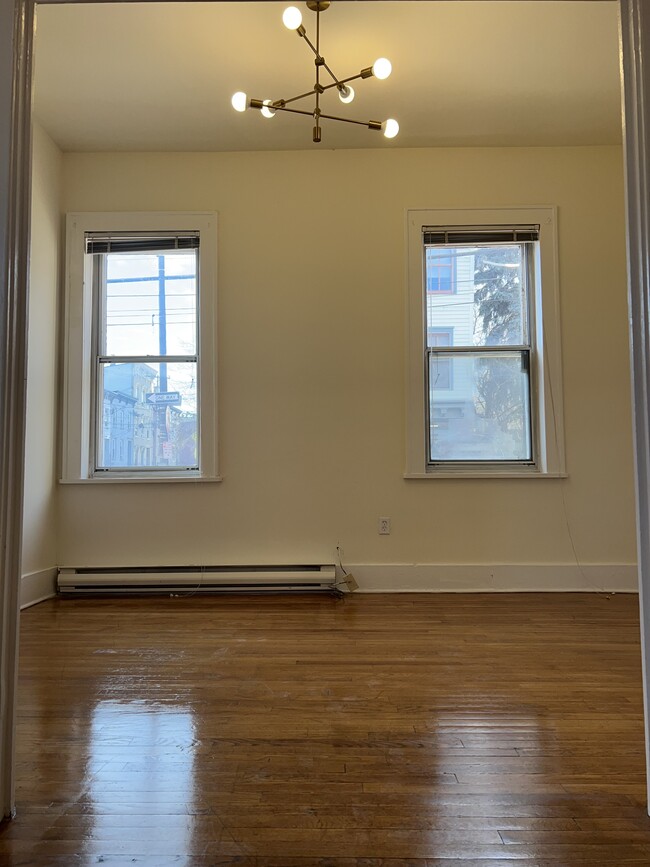 Living or dining, bright large windows offer plenty of sunlight - 118 Philip St