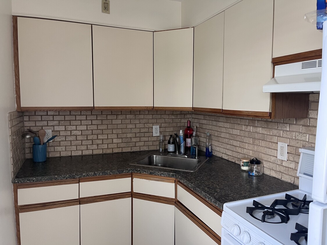 420 Sheridan Pl Unit 2, Fairview, NJ 07022 Condo for Rent in Fairview