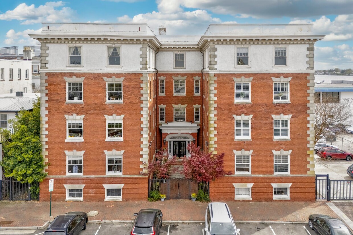 Amazing Garden-Style Condo Available 08-11-26! Vintage Building - All Appliances Convey! - Amazing Garden-Style Condo Available 08-11-26! Vintage Building - All Appliances Convey!