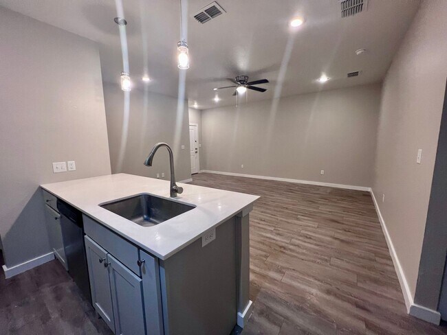 Foto del edificio - $500 MOVE-IN SPECIAL: Spacious 3-Bedroom Townhouse Near Texas Tech