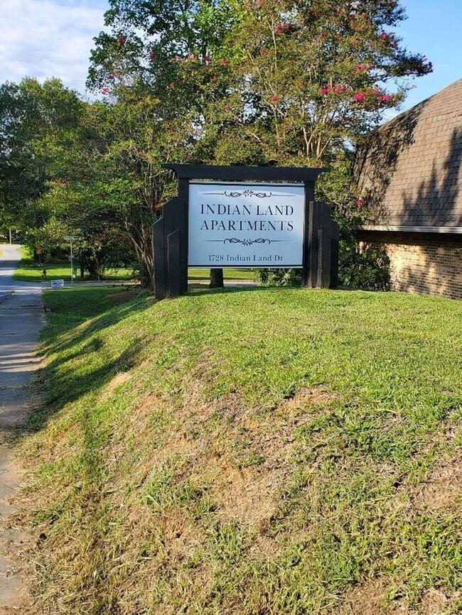 Building Photo - Charming Upstairs Apartment in Newberry, SC!