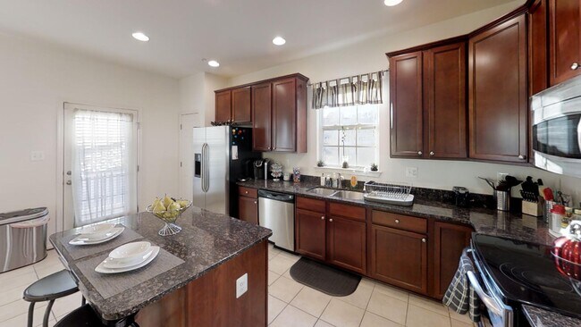 Building Photo - Month to month rental in huge EOG townhouse!