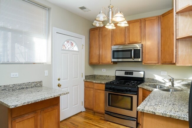 Building Photo - 1642.5 W Greenleaf Ave