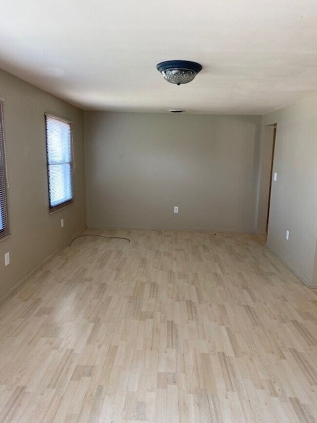 Foto del edificio - Introducing a charming 3-bedroom, 2-bathroom house located in the desirable Carolina Beach, NC.