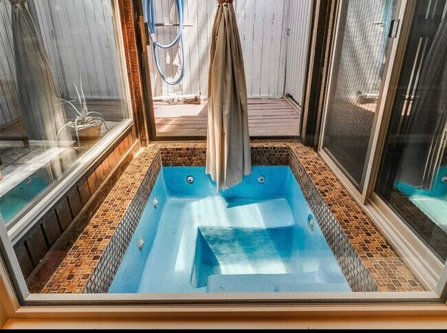 Foto del edificio - 6705 Bayberry Dr